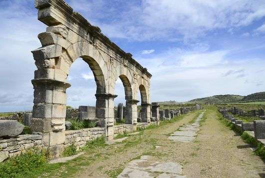 scaled-900x601-MA377_Decumanus_Maximus_Volubilis-min
